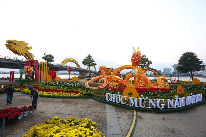 Rồng có hình dáng cuồn cuộn, uốn lượn trong tư thế đang cầm 1 viên ngọc, quẫy mình bên dòng sông Hàn và cây cầu Rồng nổi tiếng của TP Đà Nẵng.