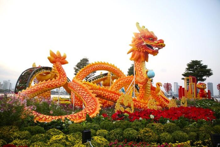 Trong đó, đáng chú ý là linh vật rồng dài 50m, nặng khoảng hơn 1 tấn tại đường Trần Hưng Đạo (quận Sơn Trà).