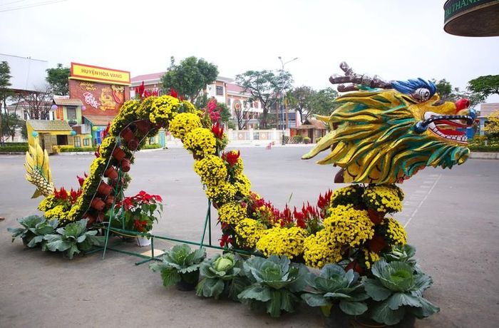 Một linh vật rồng được kết bằng hoa và rau rất độc đáo được trang trí trên đường phố Đà Nẵng.