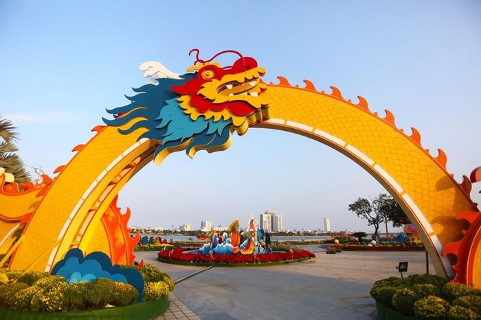 Các tiểu cảnh linh vật rồng trang trí khu vực đường hoa Tết.