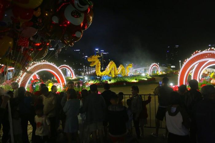 Rất đông người dân và du khách tập trung theo dõi linh vật rồng trình diễn phun lửa, nước.