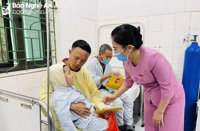  Chủ tịch Ủy ban MTTQ tỉnh Nghệ An Võ Thị Minh Sinh thăm hỏi, trao quà Tết cho bệnh nhân nghèo tại Bệnh viện Đa khoa huyện Nghi Lộc. Ảnh: Trần Hoa 