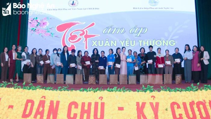  Đoàn Liên hiệp Hội Phụ nữ Việt Nam tại Cộng hòa liên bang Đức, Hội Liên hiệp Phụ nữ tỉnh Nghệ An và huyện Yên Thành trao quà cho hội viên, phụ nữ có hoàn cảnh khó khăn. Ảnh: Mai Hoa 