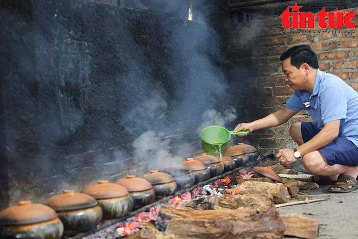 Để có một nồi cá kho thơm ngon, chuẩn vị, phải luôn có người túc trực để canh lửa.
