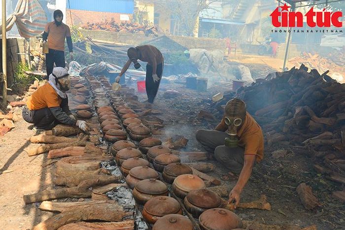 "Càng kho nhiều thì khói càng nhiều, chúng tôi phải sử dụng mặt nạ phòng độc để kho cá", một người dân trông việc giữ lửa chia sẻ.