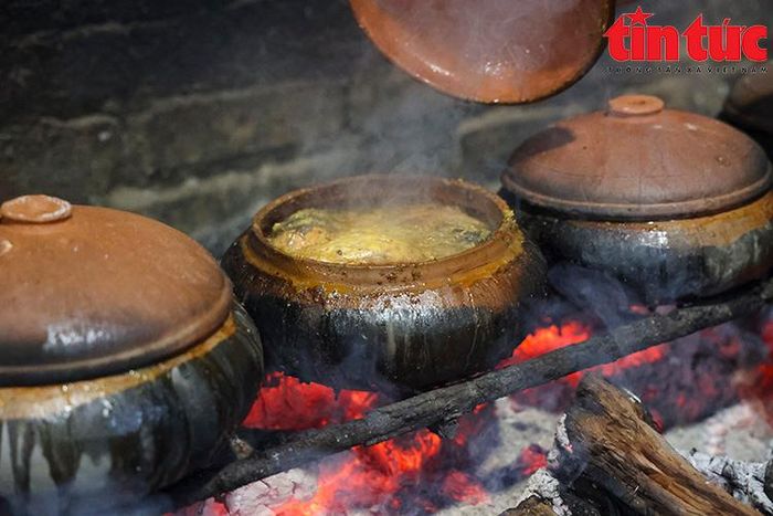 Sau khi hoàn thiện, niêu cá có màu nâu sẫm, thơm phức, thịt ngọt săn, xương mềm, khi ăn không phải bỏ phí bất kỳ phần nào.