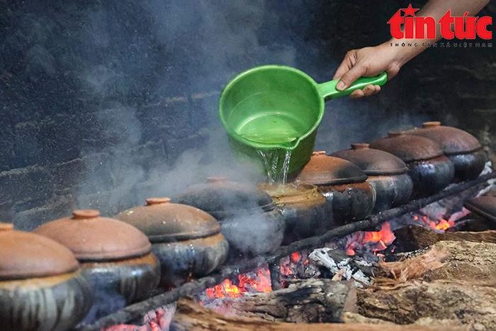 Trong quá trình đun luôn phải canh chừng để bổ sung nước khi cạn.