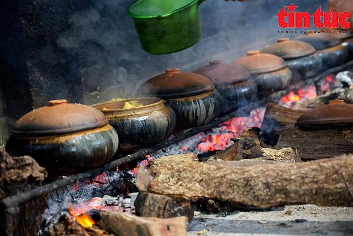 Khi nồi cá sôi thì cho nhỏ lửa, sau đó để âm cá trong khoảng 10-12 giờ.