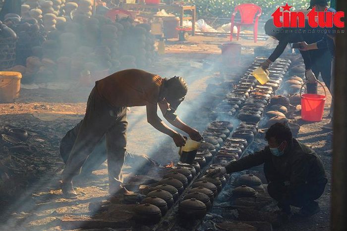Điểm hạn chế của mặt nạ là nặng, đeo vào bí bức nên đeo vào một lúc, thợ nấu lại bỏ ra hoặc sử dụng kính bơi, khẩu trang những lúc khói đã yếu.