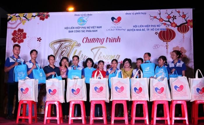 Mỗi phần quà gồm quần áo và nhu yếu phẩm thiết thực ngày Tết