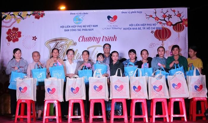 Nữ công nhân xa quê và phụ nữ khó khăn nhận quà tết từ chương trình "Tết yêu thương - Xuân Giáp Thìn 2024"