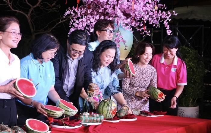 Hoạt động cắt bánh chưng, dưa hấu khai xuân với mong muốn mang tài lộc, may mắn đến cho tất cả mọi người trong năm mới Giáp Thìn 2024