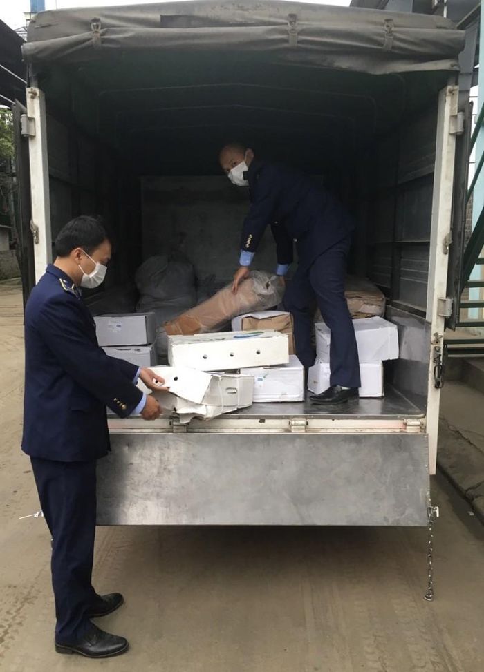 Lực lượng chức năng kiểm tra hàng hóa vi phạm
