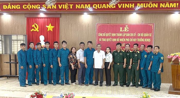 Các đại biểu dự Lễ công bố quyết định thành lập Ban Chi ủy Chi bộ Quân sự xã Lê Trì