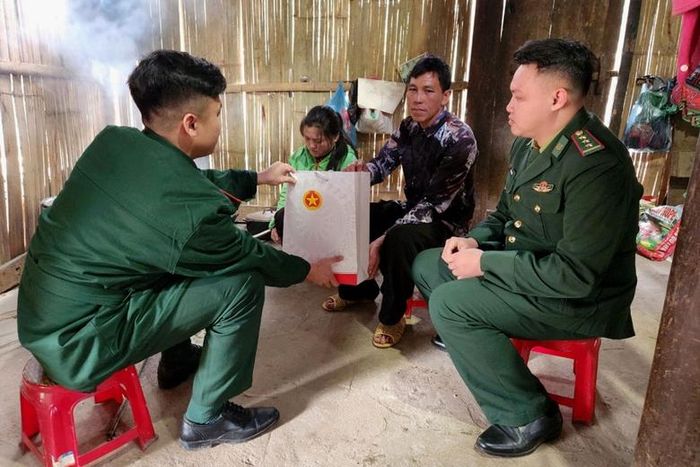 Cán bộ chiến sỹ Đồn Biên phòng A Mú Sung trao quà tết cho hộ nghèo.