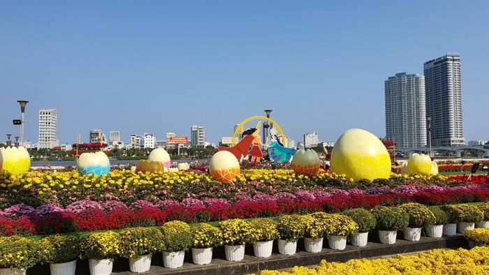 Trang trí đường hoa theo sự tích "trăm trứng nở trăm con"