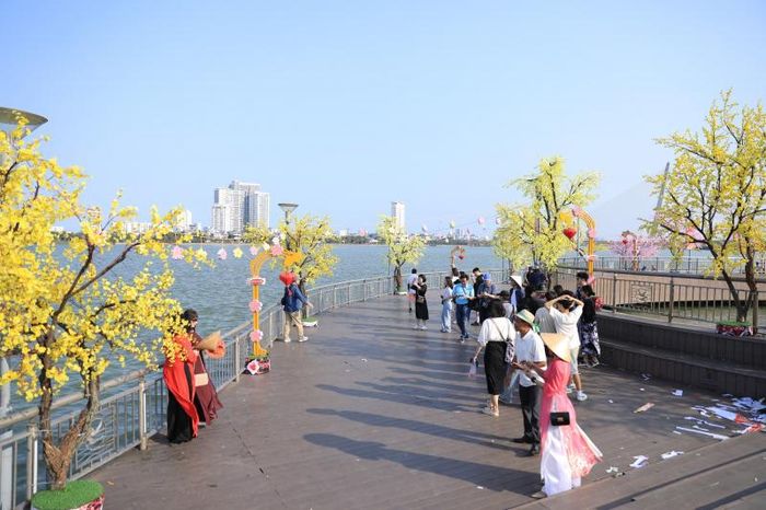 Du khách thích thú check - in ở đường hoa của Đà Nẵng