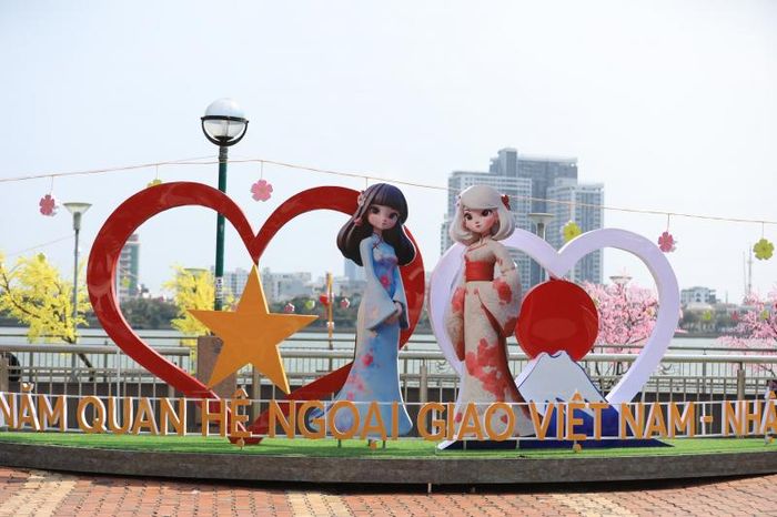Tạo hình đặt tại khu vực đường hoa phía Tây sông Hàn