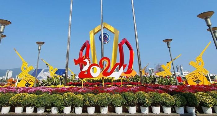 Việc trang trí hoa ở khu vực đối diện 42 Bạch Đằng đã gần như hoàn tất