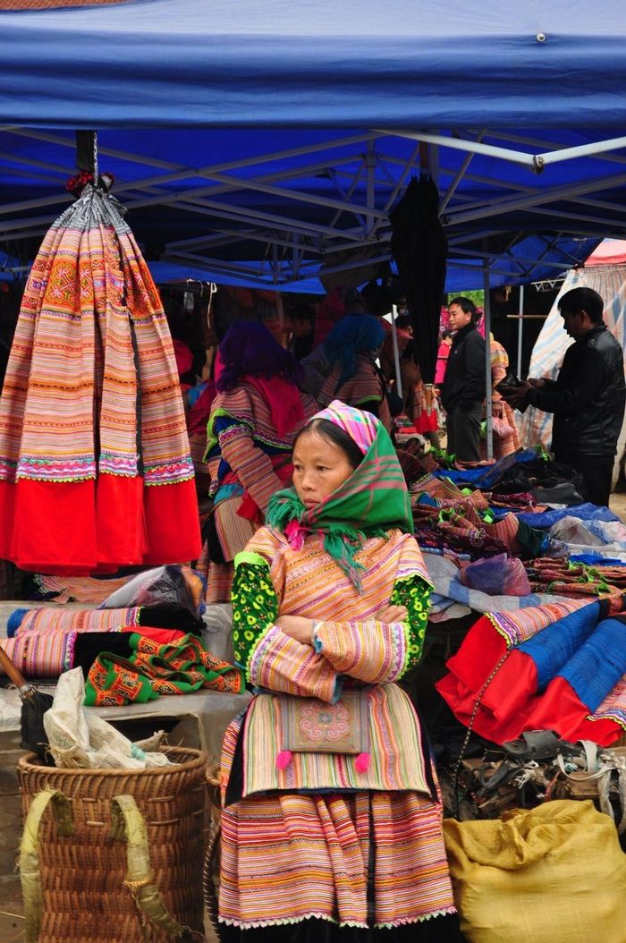 Những trang phục váy áo của chị em phụ nữ người Hmong đủ sắc màu, rực rỡ cả một góc chợ.