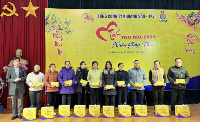 Lãnh đạo LĐLĐ tỉnh tặng quà Tết cho công nhân, người lao động tại Công ty cổ phần Gang thép Cao Bằng