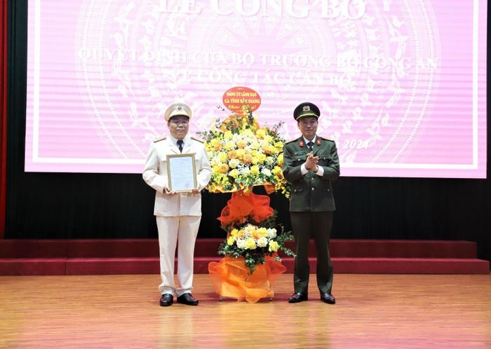 Đại tá Nguyễn Quốc Toản, Giám đốc Công an tỉnh Bắc Giang đã trao Quyết định bổ nhiệm Thượng tá Trần Thế Cường giữ chức vụ Phó Giám đốc Công an tỉnh. Ảnh: Công an tỉnh Bắc Giang.