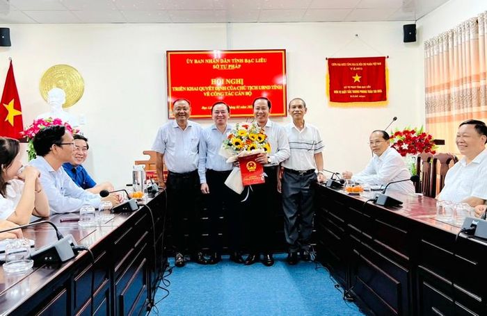 Lãnh đạo Sở Tư pháp tỉnh Bạc Liêu chúc mừng ông Nguyễn Duy Tuấn.