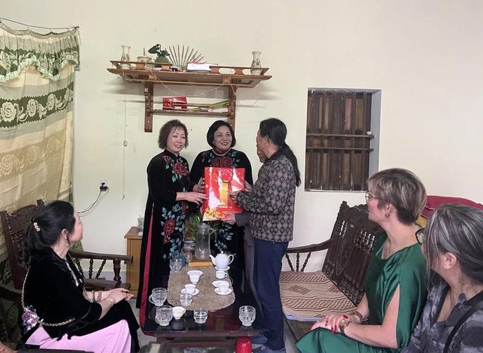 Thăm và tặng gia đình phụ nữ nghèo tại huyện Yên Định (tỉnh Thanh Hóa).