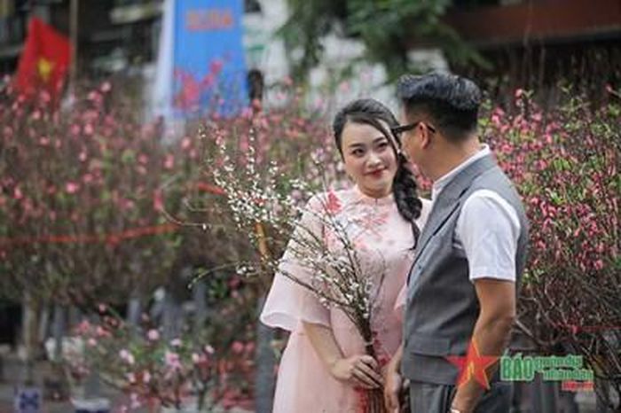 Không gian trong chợ hoa cũng là điểm đến không thể bỏ qua của nhiều cặp đôi muốn lưu lại những kỷ niệm đẹp. Tranh thủ tiết trời đẹp những ngày cuối năm, Vân Anh (quận Hai Bà Trưng) cùng bạn trai dạo quanh chợ hoa mua sắm và chụp ảnh. “Hà Nội hiện có rất nhiều chợ hoa Tết nhưng chợ hoa Hàng Lược vẫn mang đậm nét truyền thống và hương vị Tết xưa nên năm nào mình cũng chọn đến đây”, Vân Anh cho hay.