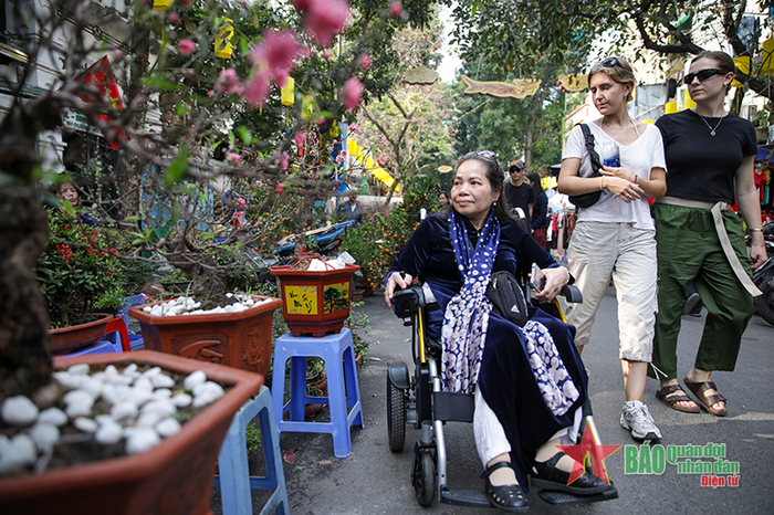 “Mặc dù nhà cách chợ Hàng Lược không xa nhưng năm nay tôi mới có dịp ghé tới đây tham quan. Tôi không thể đi lại từ nhỏ nên được đi chợ hoa, cảm nhận không khí Tết đang về, trong lòng tôi rất phấn khởi, hạnh phúc. Đào, quất năm nay rất đẹp, nhất định tôi sẽ chọn được cành đào, cây quất ưng ý về trang trí nhà cửa”, bà Trần Tuyết Nga (70 tuổi, quận Hoàn Kiếm) chia sẻ.