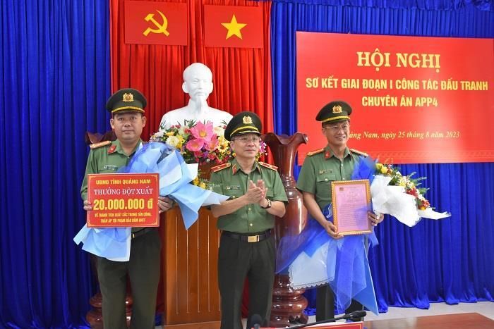 Thiếu tướng Nguyễn Đức Dũng - Giám đốc Công an tỉnh Quảng Nam trao Thư khen của Lãnh đạo Bộ Công an cho Ban Chuyên án APP4.