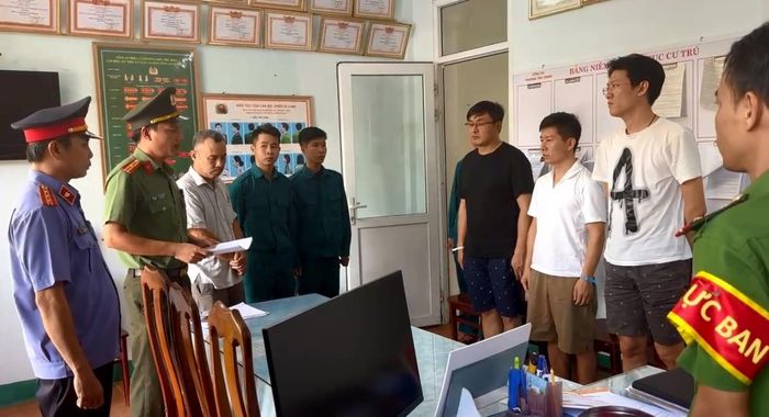 Cơ quan An ninh điều tra Công an tỉnh Quảng Nam tống đạt các quyết định đối với 3 đối tượng người nước ngoài cầm đầu phạm tội trong Chuyên án APP4.