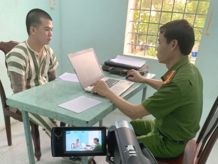 Đấu tranh lấy lời khai của đối tượng mua bán người.