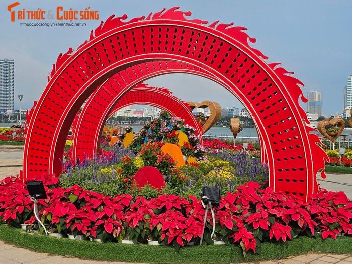 Song song với công tác đầu tư trang trí Tết Nguyên đán từ nguồn ngân sách nhà nước, UBND thành phố Đà Nẵng kêu gọi xã hội hóa trang trí hoa và điện chiếu sáng phục vụ Tết.