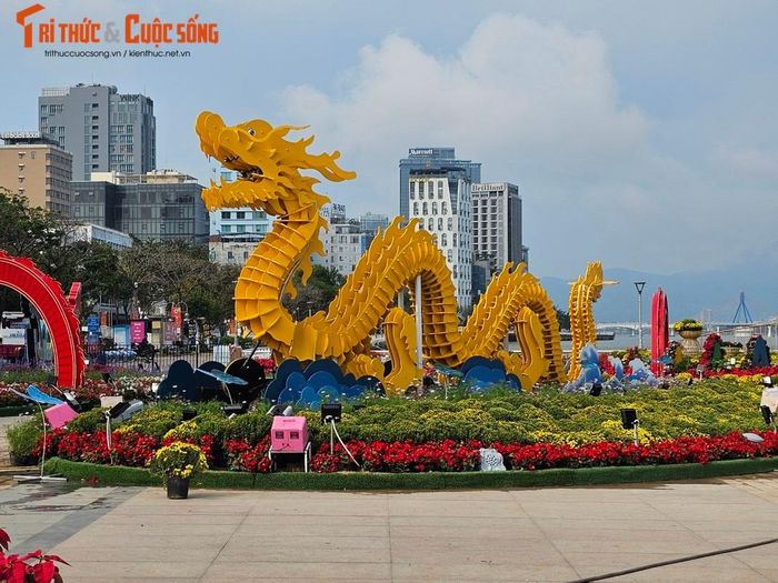 Xuyên suốt các điểm trang trí trên đường hoa Tết Đà Nẵng là hình ảnh cách điệu linh vật rồng - linh vật của năm 2024.