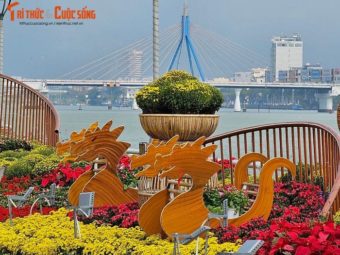 Hình ảnh linh vật rồng trở thành điểm nhấn độc đáo trên đường hoa Tết Đà Nẵng.