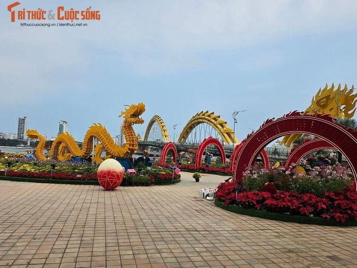 Nổi bật là linh vật rồng bay được mô phỏng theo thiết kế của cầu Rồng, với màu vàng đặc trưng và thiết kế khớp nối độc đáo.