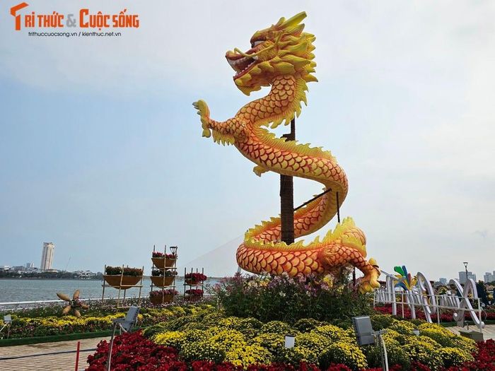 Bên cạnh đó là một linh vật rồng Đà Nẵng không kém phần độc đáo khác.