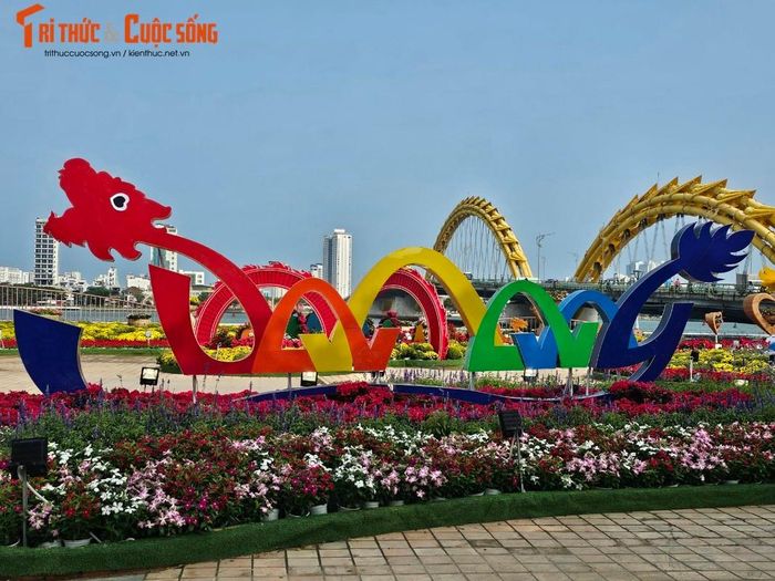 Một hình ảnh linh vật rồng được thiết kế cách điệu tạo điểm nhấn bắt mắt.
