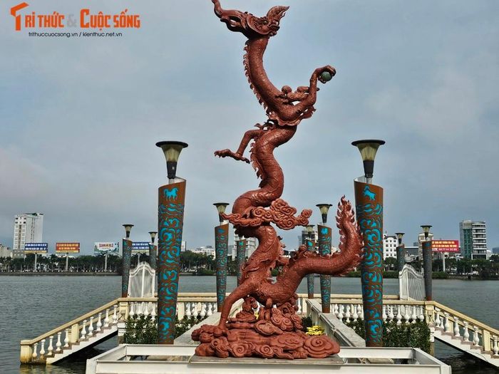 Tượng Rồng thời Lý với thế "rồng thăng" bằng gốm Bát Tràng cao 5,0m tại đường hoa Tết Đà Nẵng (khu vực trên cầu chữ T trước số 42 đường Bạch Đằng).