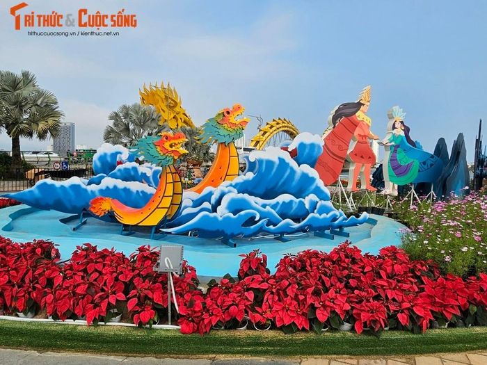 Tại các cụm tiểu cảnh, linh vật rồng được thiết kế cách điệu với nhiều hình dáng tư thế, vừa uy nghiêm, mạnh mẽ, vừa có sự gần gũi phù hợp với văn hóa Việt.