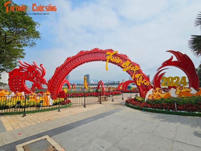 15 vị trí trang trí hoa phục vụ người dân và du khách vui chơi, thưởng lãm, check-in dịp Tết Giáp Thìn 2024 nằm trên các tuyến đường Bạch Đằng, 2/9, Trần Hưng Đạo, khu vực cầu Rồng, cầu sông Hàn...