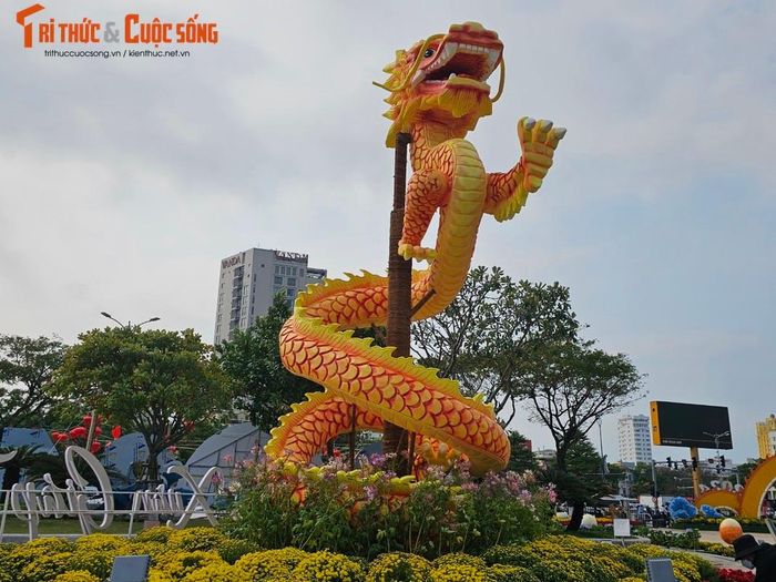 Thần thái uy nghiêm của linh vật rồng khu vực đường hoa phía Tây cầu Rồng.