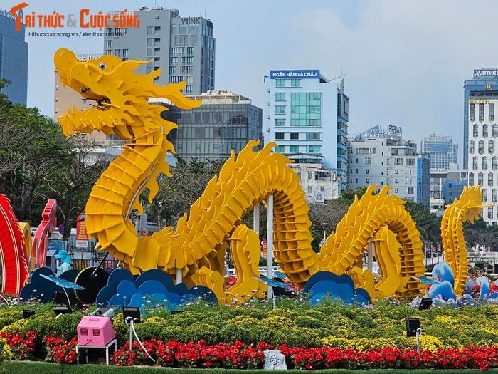 Khác với các linh vật rồng đình đám trên mạng xã hội thời gian qua như rồng TP HCM, rồng Quảng Trị, rồng Bình Định, rồng Quảng Nam, rồng Phú Yên,...linh vật "rồng con" uốn lượn kết hợp hiệu ứng phun lửa, phun nước tại đường hoa Đà Nẵng được xem là một "hiện tượng" trên đường đua linh vật rồng năm nay.
