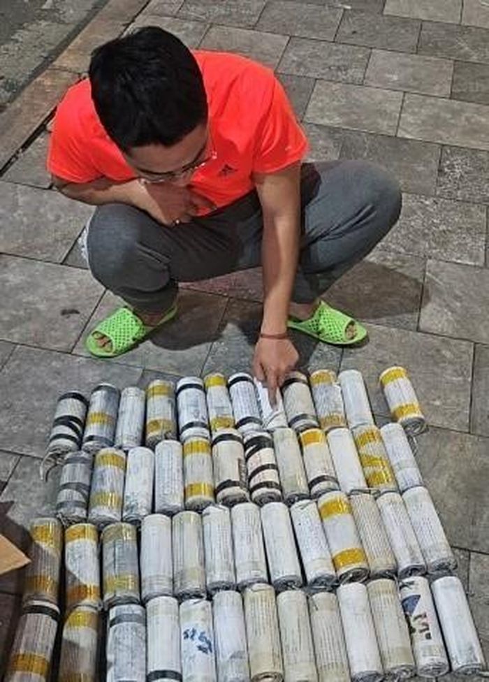 Nguyễn Anh Tuấn và tang vật.