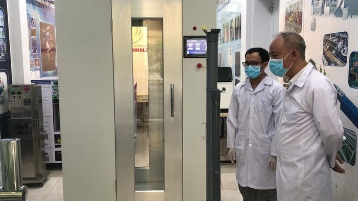 Giáo sư, Tiến sỹ Khoa học Nguyễn Quốc Sỹ (bìa phải) say mê với các công trình nghiên cứu. (Ảnh: NVCC)
