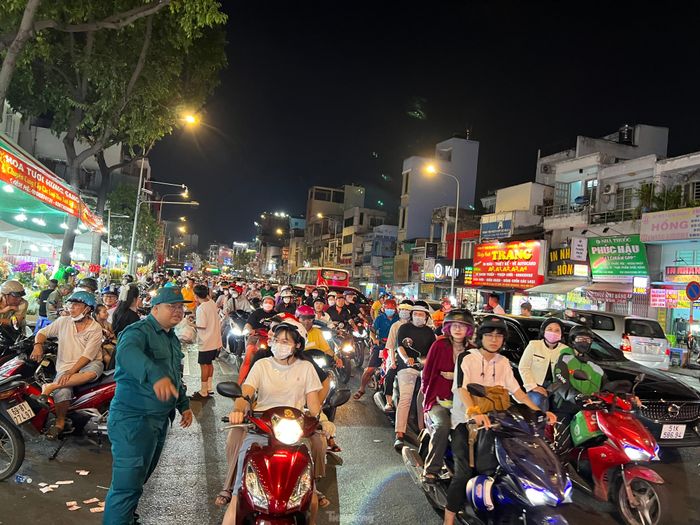 Lực lượng công an, dân phòng, bảo vệ dân phố... liên tục điều khiển giao thông nhưng xe cộ đều phải nhích từng chút khi lưu thông sang khu vực này.