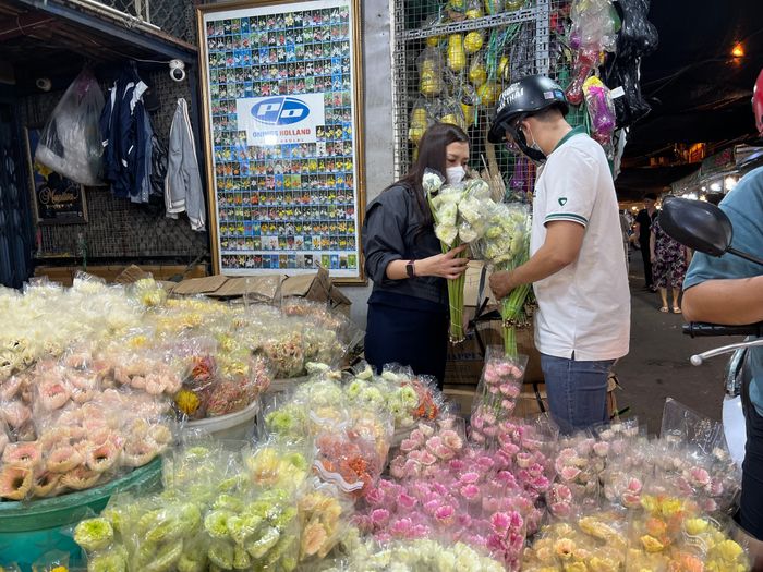 Muôn hoa đua sắc dịp Tết, hàng nội - ngoại đều có đủ. Tuy nhiên, hoa nội chiếm ưu thế hơn vì giá rẻ.