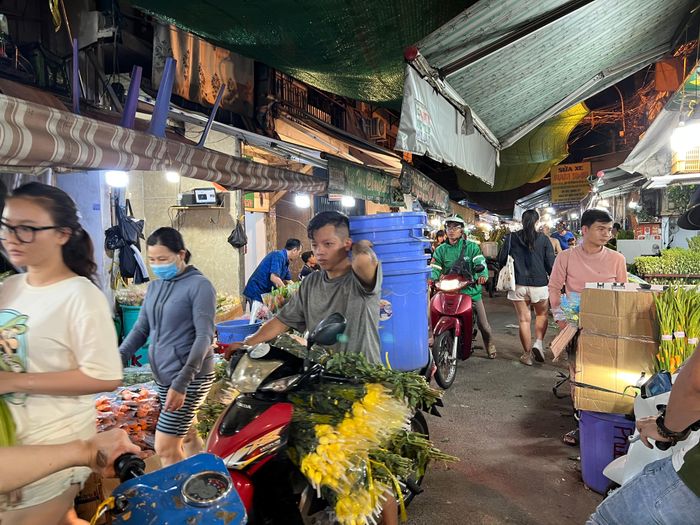 Hoa liên tục được nhân viên vận chuyển vào các sạp hàng. Không khí mua bán khẩn trương, nhộn nhịp.