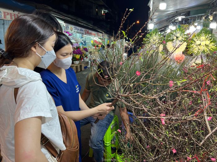 Ông Thanh, chủ shop hoa trong chợ Hồ Thị Kỷ cho biết, hiện đào cành hạ giá sớm vì các loại đào cây loại lớn đã đổ bộ tại nhiều chợ hoa xuân. Hơn nữa, do chỉ còn 3 ngày nữa để kinh doanh hoa Tết nên giờ phải giảm giá để đẩy hàng sớm. "Tới tối 30 tháng Chạp, chợ hoa sẽ nghỉ khoảng 2 ngày nên ai cũng tranh thủ bán nhanh, vì vậy giá xuống từng ngày" - ông Thanh nói.